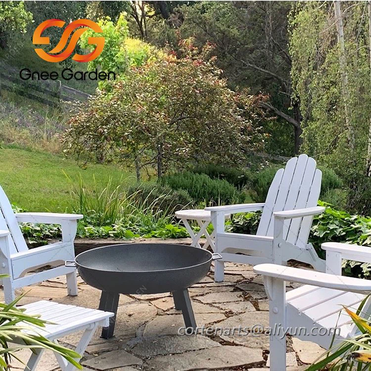 Cour arrière avec foyer au bois Corten avec gril de cuisson