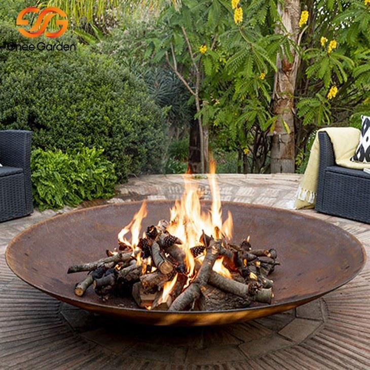 Foyer en acier Corten de style tendance